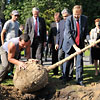 Photo de la pose du premier arbre à la ZAC Barrois de Montigny en Ostrevent